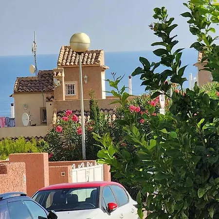 3 Bedroom Fab House,hill Views, Near Beach,& Airport *